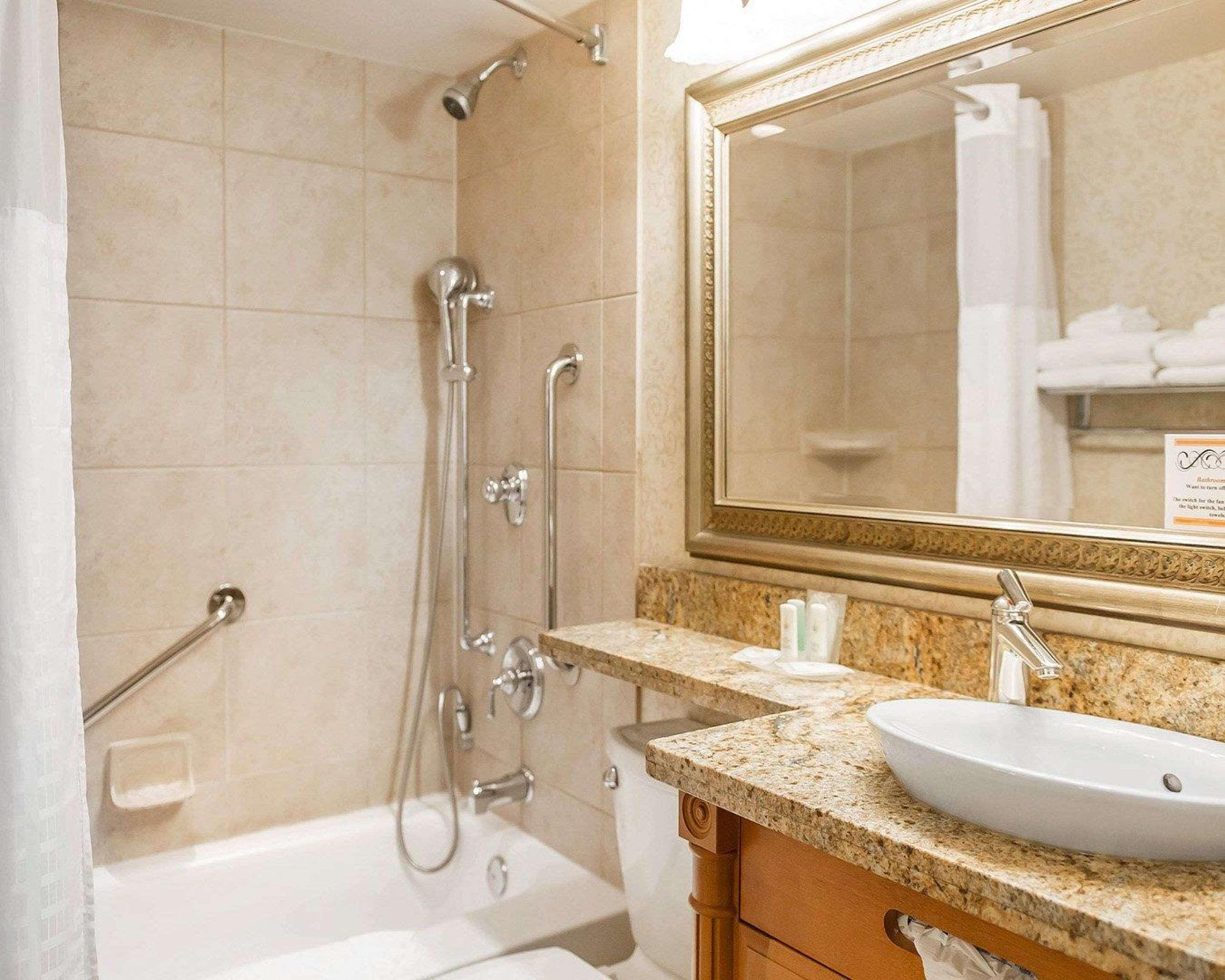 Comfort Inn Броквилл Экстерьер фото